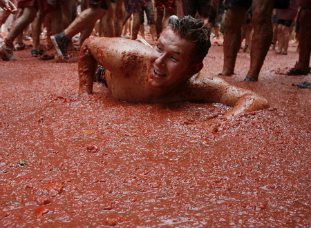 Annual tomato fight revelry comes on stage in Bunol